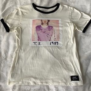 NWOT Taylor Swift 1989 Tour Shirt